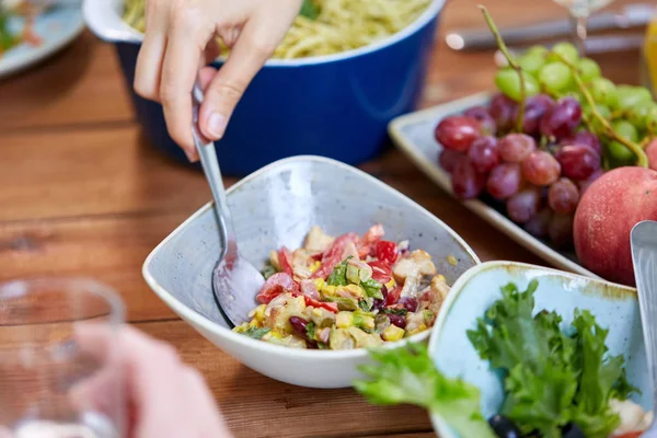 Salata yemek masasında yemek insanlar — Stok fotoğraf