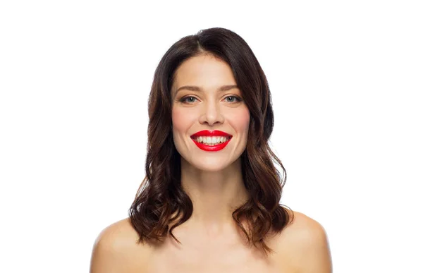 Όμορφη χαμογελαστή νεαρή γυναίκα με κόκκινο κραγιόν — Φωτογραφία Αρχείου