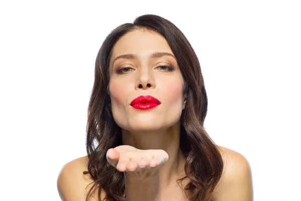 Hermosa mujer con lápiz labial rojo soplado aire beso — Foto de Stock