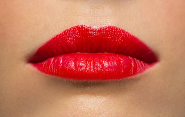 Lábios ou boca de mulher com batom vermelho — Fotografia de Stock