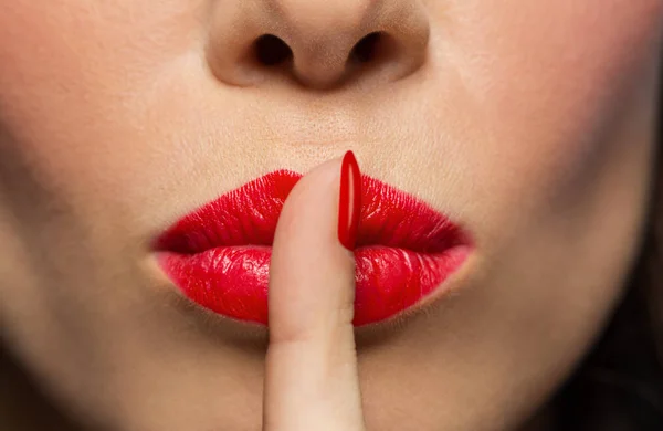 Labios o boca de mujer con lápiz labial rojo — Foto de Stock