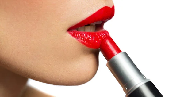 Primer plano de la mujer que aplica lápiz labial rojo a los labios — Foto de Stock