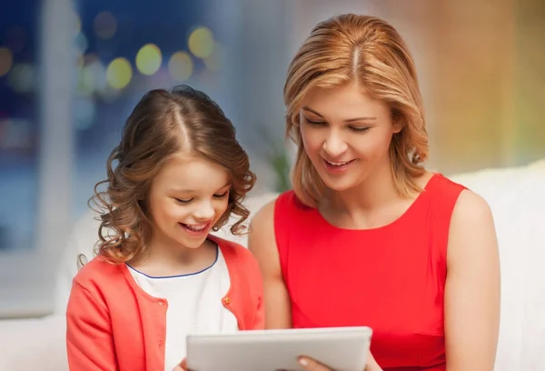 Mãe e filha com tablet pc em casa — Fotografia de Stock