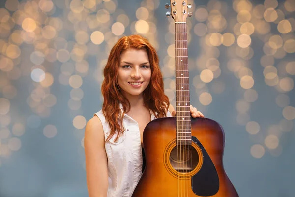 Musicista femminile con chitarra su sfondo luci — Foto Stock