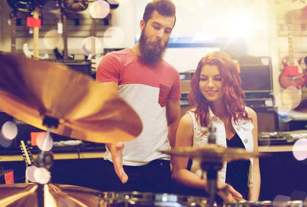 Coppia di musicisti con drum kit al negozio di musica — Foto Stock