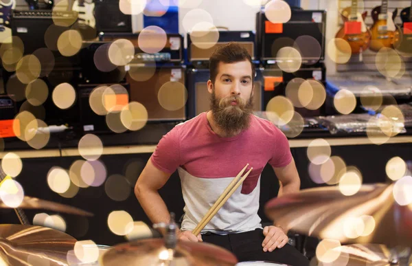 Músico masculino con platillos en la tienda de música — Foto de Stock