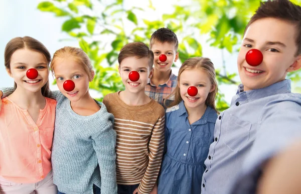 Glad childre tar selfie på röd näsa dag — Stockfoto