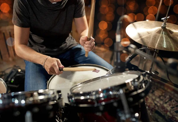 Mužské hudebník hrající drum kit na koncertě — Stock fotografie