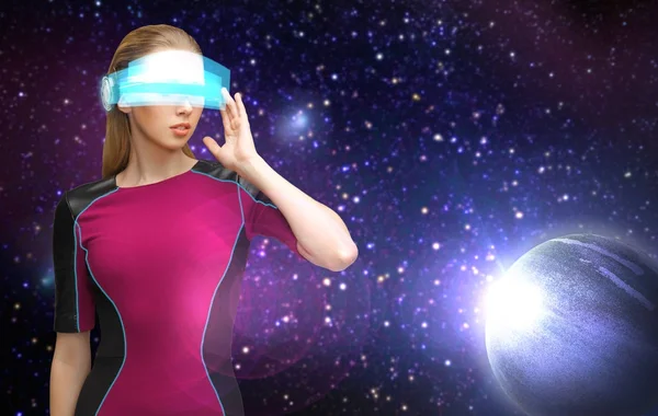 Mulher em óculos de realidade virtual sobre o espaço — Fotografia de Stock