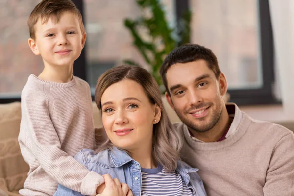 Glückliches Familienporträt zu Hause — Stockfoto