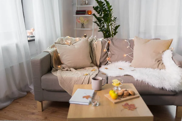 Kanapé párnákkal otthonos nappaliban — Stock Fotó