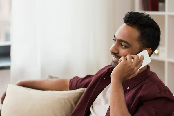Hombre feliz llamando en el teléfono inteligente en casa — Foto de Stock