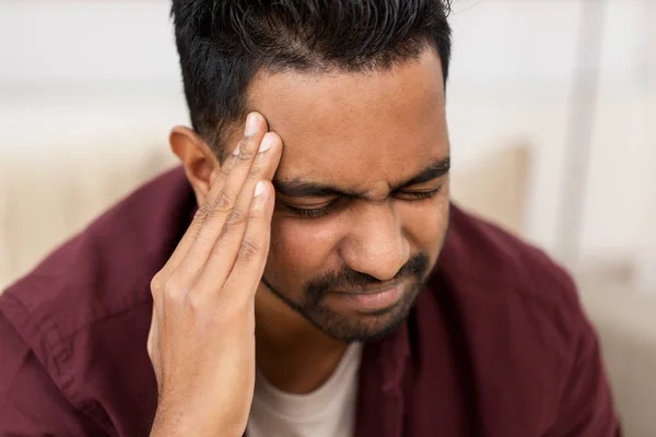 Närbild på människan lider av huvudvärk hemma — Stockfoto