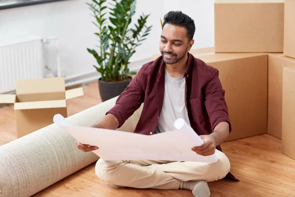 Hombre con cajas y plano mudándose a un nuevo hogar —  Fotos de Stock