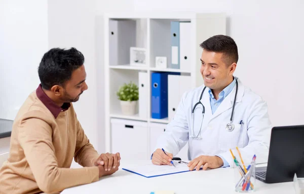 Gelukkig arts en mannelijke patiënt vergadering in ziekenhuis — Stockfoto