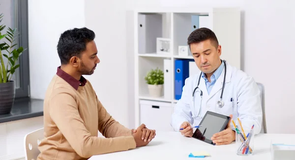 Tablet pc ve hastanede erkek hasta ile doktor — Stok fotoğraf
