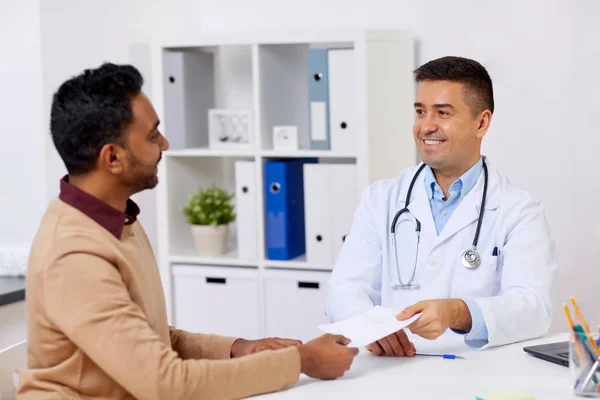 Lékař a mužských pacientů setkání na klinice — Stock fotografie
