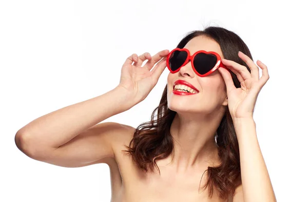 Vrouw met rode lippenstift en hartvormige tinten — Stockfoto