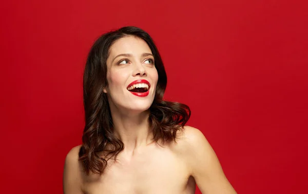 Hermosa joven sonriente con lápiz labial rojo — Foto de Stock