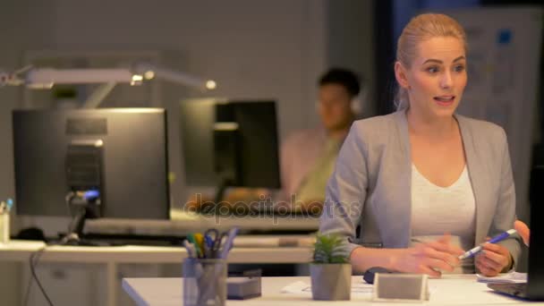 Бізнес команда з ноутбуком працює в нічному офісі — стокове відео