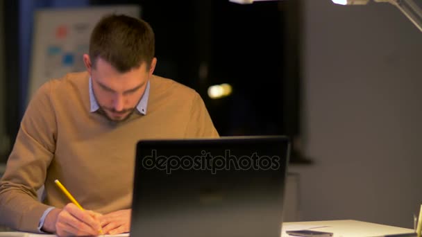 Trabalhadores de escritório com laptop trabalhando à noite — Vídeo de Stock