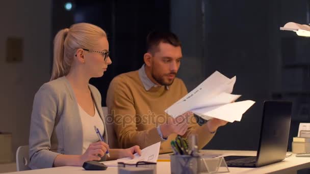 Equipe de negócios com laptop trabalhando no escritório da noite — Vídeo de Stock