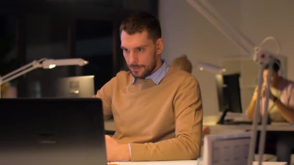 Kontorsarbetare med laptop arbeta på natten — Stockvideo