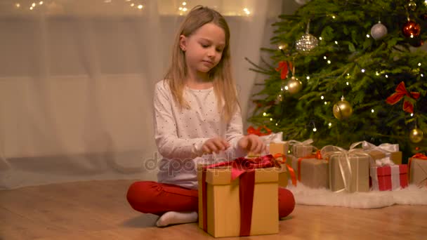 快乐女孩在家打开圣诞礼物 — 图库视频影像