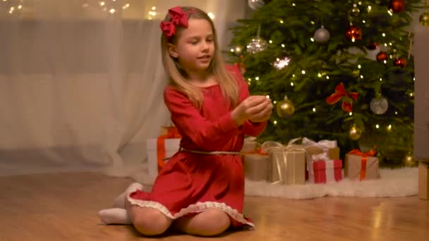 Menina feliz jogando com Sparkler no Natal — Vídeo de Stock