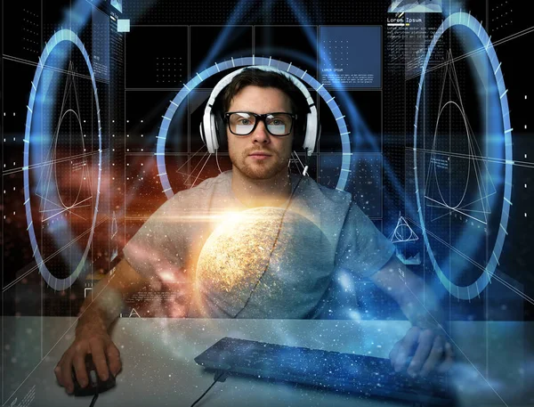 Mannen i headset med datorn virtuell prognoser — Stockfoto