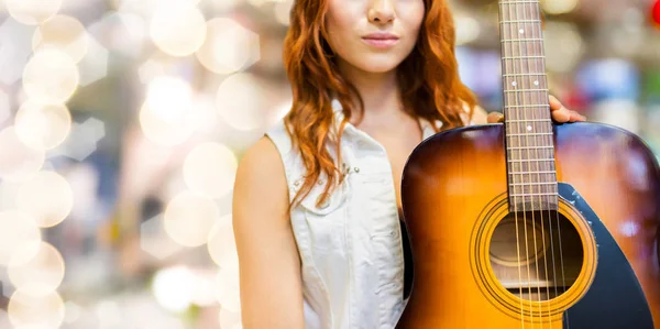 Närbild på kvinnliga musiker med gitarr — Stockfoto