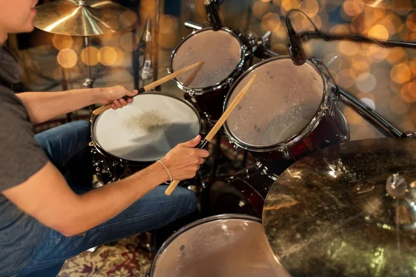 Mužské hudebník hrající drum kit na koncertě — Stock fotografie