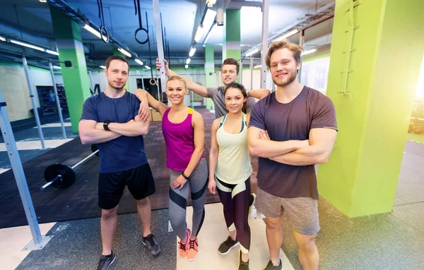 Gruppe glücklicher Freunde in der Turnhalle — Stockfoto