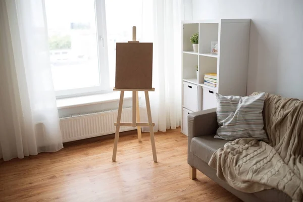 Caballete de madera en la habitación del hogar o estudio de arte — Foto de Stock