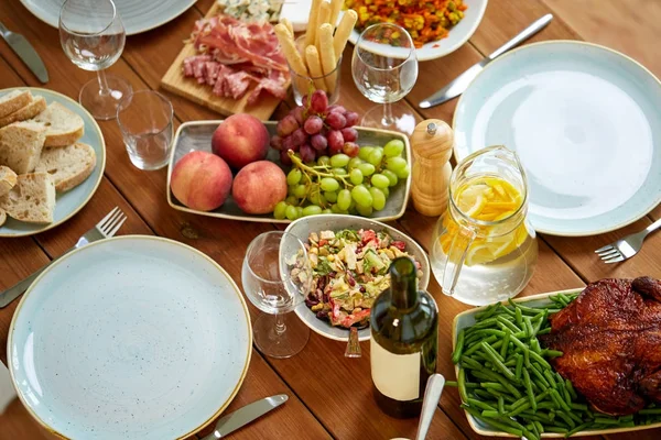 Vários alimentos na mesa de madeira servida — Fotografia de Stock