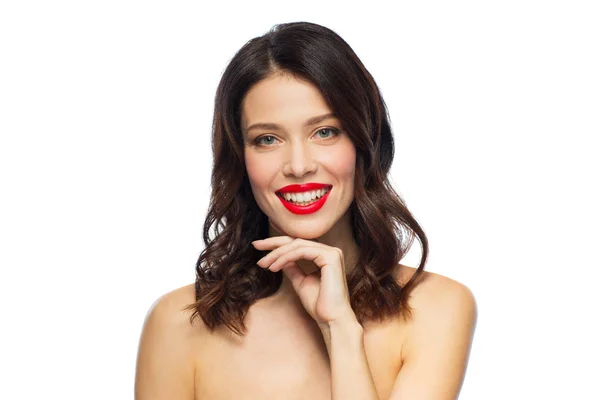 빨간 립스틱과 아름 다운 웃는 젊은 여자 — 스톡 사진