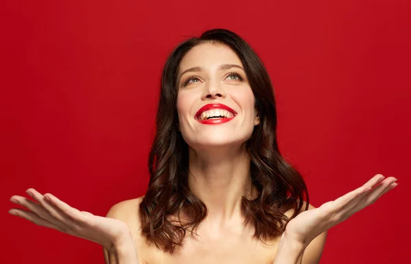 Bela jovem sorridente com batom vermelho — Fotografia de Stock