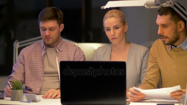 밤 사무실에서 일 하는 노트북 비즈니스 팀 — 비디오