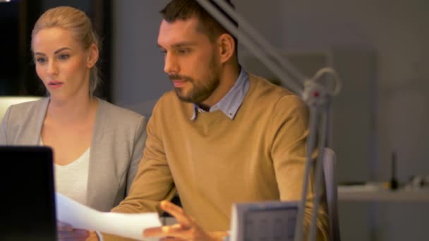 Business-Team mit Laptop arbeitet im Nachtbüro — Stockvideo