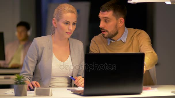 Equipe de negócios com laptop trabalhando no escritório da noite — Vídeo de Stock