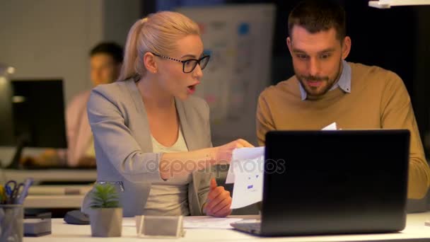 Équipe d'affaires avec ordinateur portable travaillant au bureau de nuit — Video