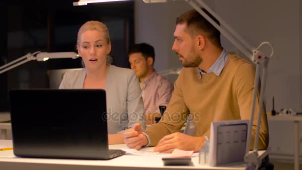 Equipe de negócios com laptop trabalhando no escritório da noite — Vídeo de Stock