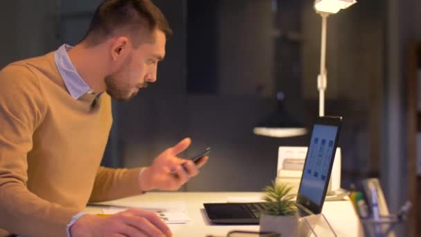 Webbdesigner med laptop arbetar på natten kontor — Stockvideo