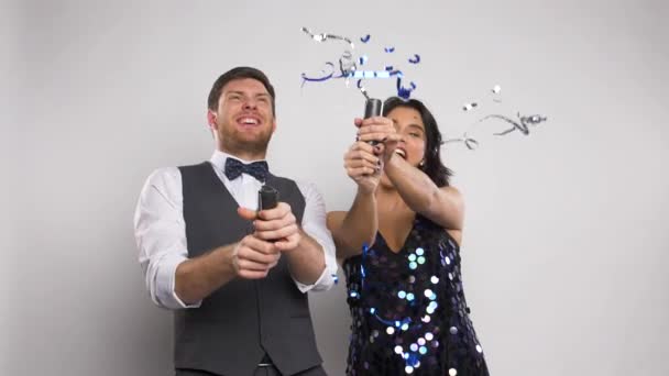Щаслива пара вискочила вечірка poppers і отримувати задоволення — стокове відео