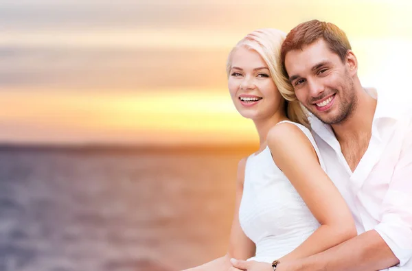 愉快的夫妇拥抱在海背景 — 图库照片