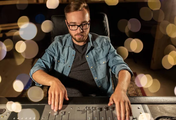 Hombre en la consola de mezcla en el estudio de grabación de música —  Fotos de Stock