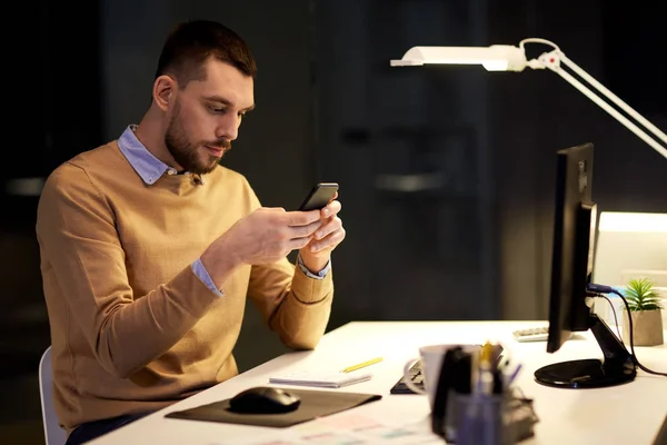 Adam ile geç saatlere kadar gece ofiste smartphone — Stok fotoğraf