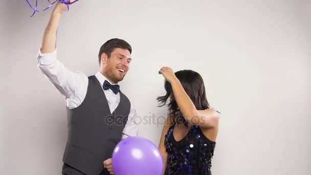 Pareja feliz con globos morados bailando en la fiesta — Vídeos de Stock