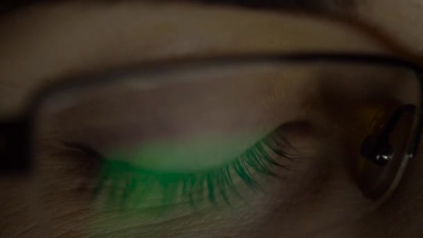 Close up de mulher em óculos olhando para a tela — Vídeo de Stock