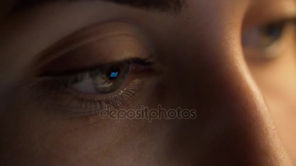 Close up de olho de mulher olhando para a tela do computador — Vídeo de Stock